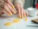 so-stylst-du-deine-press-on-nails-mit-gelben-tips
